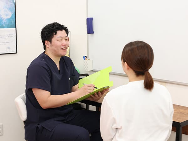 交通事故後の通院について相談している様子