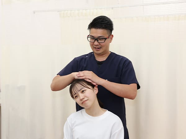 首の施術の様子