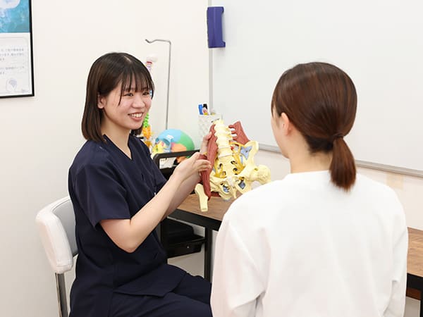 施術について説明する様子
