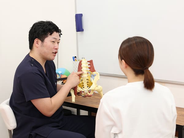 説明する様子